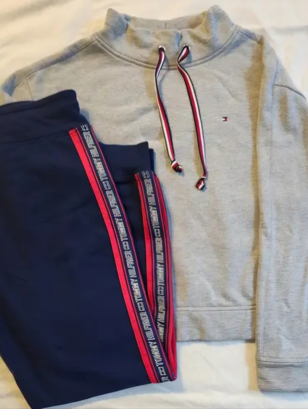 Tommy Hilfiger Set Light Gray Sweatshirt with Navy Side-Strip Pants